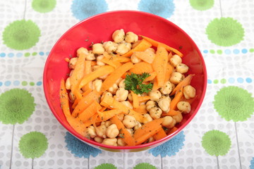 Kichererbsensalat mit Möhren
