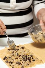 Rellenando galletas de coco