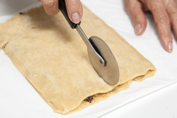 Cortando galletas rellenas de coco