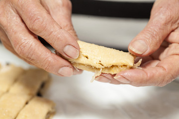 Torciendo palitos de coco - paso 1