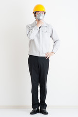 作業服の男性の全身写真,悩んでいる