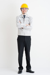 作業服の男性の全身写真,腕を組んでいる