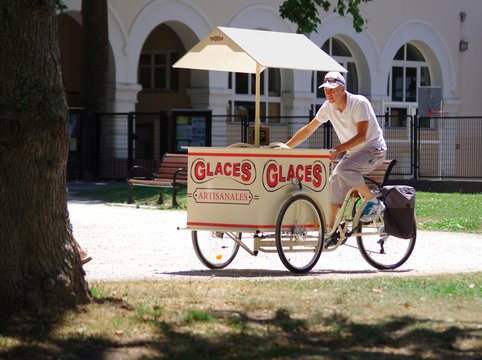 v&eacute;lo triporteur - marchand de glaces