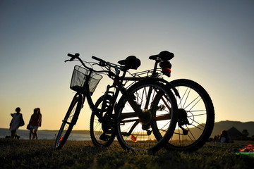 Fototapeta na wymiar Bicicletas al atardecer, playa de Bolonia, Tarifa, sur de España