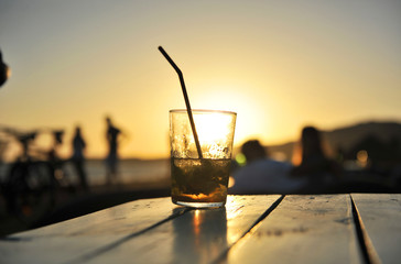 Mojito al atardecer en un chiringuito en la playa 