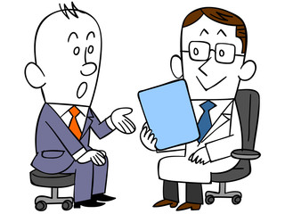 医者に質問する会社員の男性