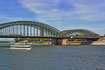 Fototapeta na wymiar Köln Hohenzollernbrücke