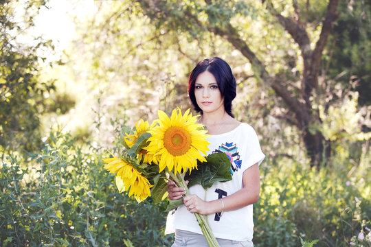 Девушка с букетом подсолнухов