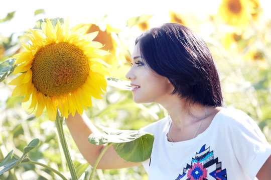 Милая девушка в подсолнухах
