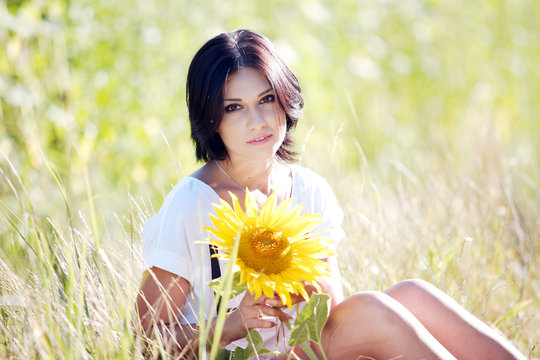 Милая девушка в подсолнухах