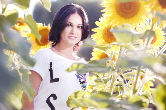 Милая девушка в подсолнухах