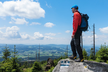 Wanderer genießt Aussicht