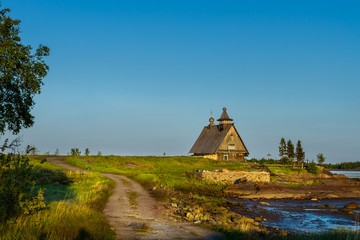 Старая деревянная церковь на берегу Белого моря