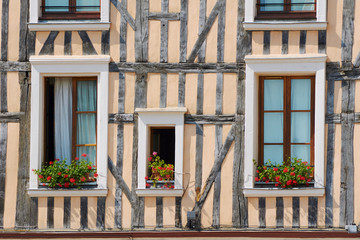 Fototapeta na wymiar Windows in half-timbered house in Troyes in France .