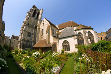 Fototapeta na wymiar Garden with a medieval church in the city of Troyes, France
