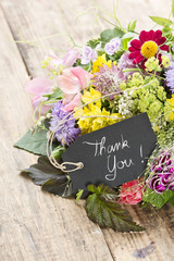 Blumenstrauss mit Schild "Thank you!"