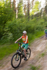 Obraz premium Скорость. Быстрая езда на велосипеде по лесу.