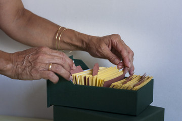 Señora buscando documentos en un archivador