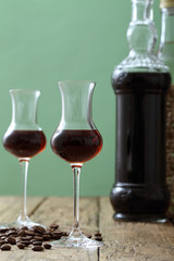 liquore di caffe' bicchiere su tavolo di legno sfondo rustico