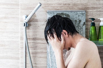 シャワーを浴びている日本人男性