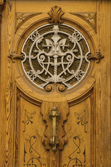 Altes Fensteronament in einer Tür,.alte Tür in der Altstadt von Alicante /...