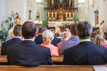 Hochzeitsgäste bei kirchlicher Trauung