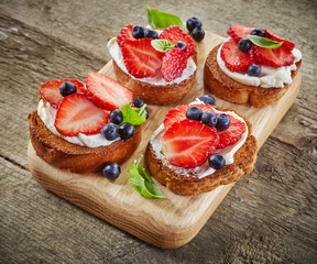 toasted bread with berries and cream cheese