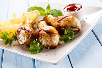 Grilled chicken drumsticks and vegetables 