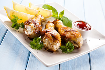 Grilled chicken drumsticks and vegetables 