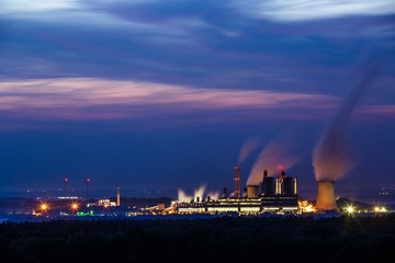 Kohlekraftwerk am Abend 