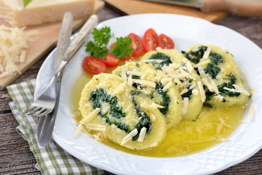 Südtiroler Spinatroulade im Kartoffelteig mit Parmesan und Buttersoße