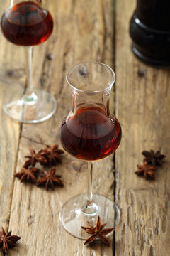 liquore distillato con anice stellata bicchiere su tavolo di legno sfondo rustico