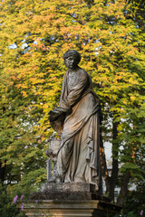 Fototapeta premium Paryż - Ogród Luksemburski. Zimowa rzeźba Michela Anguiera