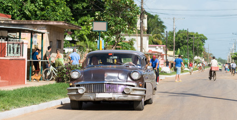 Kuba amerikanischer Oldtimer fährt auf der Landstrasse im Vorort von Havanna