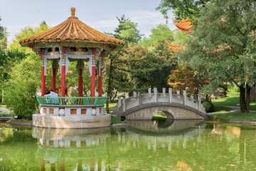 Obrazy na Szkle  kochankowie siedzący w chińskim moście ogrodowym?