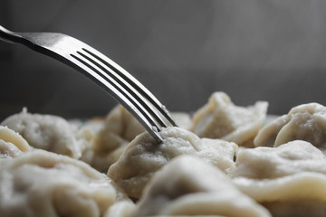 пельмени домашние горячие на вилке
