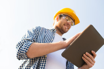 close up of builder in hardhat with tablet pc © Syda Productions