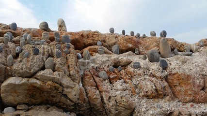 Cailloux posés sur des rochers