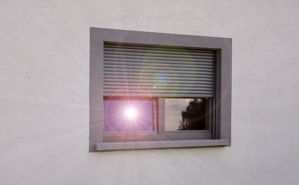 Hitzeschutz durch Rollladen und Fenster mit sich spiegelnde Sonne