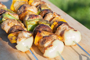 Grilled kebab with turkey, peppers and mushrooms.