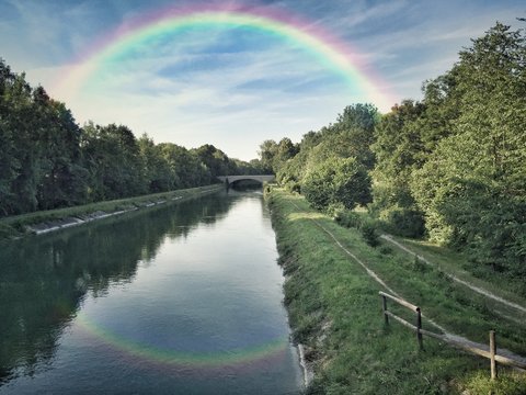 Regenbogen &uuml;ber Isar im Englischen Garten M&uuml;nchen