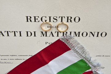 Matrimonio civile: due fedi nuziali sopra il registro dei matrimoni 