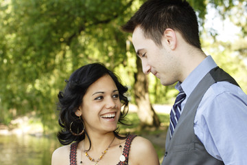 Obraz premium A young laughing couple in the park.