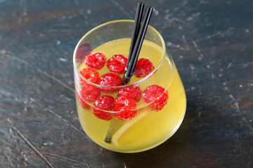 cocktail con limoncello e lamponi bicchiere su sfondo scuro