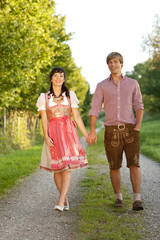 Naklejka na ściany i meble Glückliches bayrisches Paar beim Spaziergang