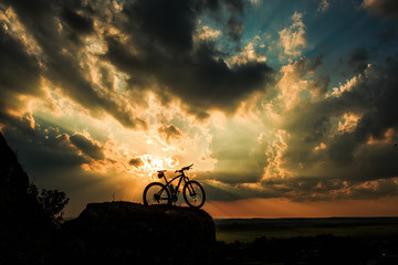 Obraz premium Beautiful scene of bike on sunset