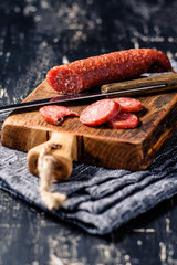 Landj&auml;ger auf Holzbrett