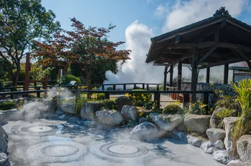 Wandcirkels tuinposter De Oniishi Bozu Jigoku Een van de negen brandende hellen, Mud bubble onzen, grote en kleine bellen van hete grijze modder die opborrelen en eruitzien als de geschoren hoofden van monniken. © swasdee