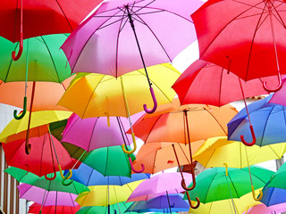 Umbrella sky - guarda-chuvas coloridas a cobrir a rua