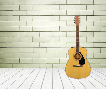 Guitar in blank empty room © geargodz